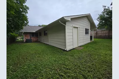 614 W Grenoble Drive, Grand Prairie, TX 75052 - Photo 16