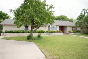 1106 E Franklin St, Hillsboro, TX 76645 - Photo 2
