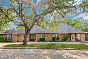 412 Oakmont Ln N, Fort Worth, TX 76112 - Photo 1