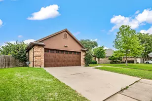 2605 Briargrove Dr, Hurst, TX 76054 - Photo 2