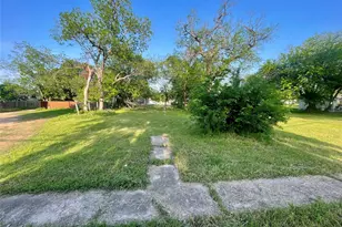 320 N Morris St, Gainesville, TX 76240 - Photo 1