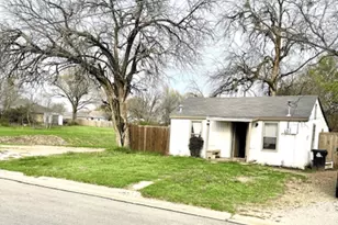 605 S Bradshaw St, Denton, TX 76205 - Photo 2