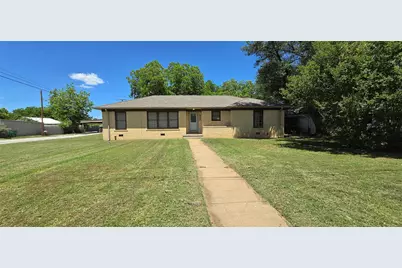 932 W Live Oak Street, Jacksboro, TX 76458 - Photo 1