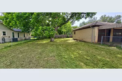 932 W Live Oak Street, Jacksboro, TX 76458 - Photo 22