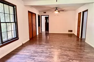 932 W Live Oak St, Jacksboro, TX 76458 - Photo 16