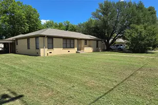 932 W Live Oak St, Jacksboro, TX 76458 - Photo 4