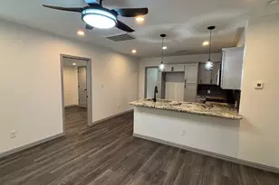 722 SE 11th St, Grand Prairie, TX 75051 - Photo 4