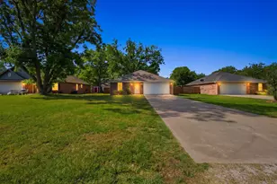 402 Robertson St, Collinsville, TX 76233 - Photo 1
