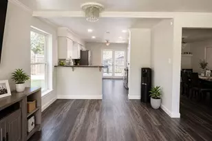 2442 Club Manor Dr, Dallas, TX 75237 - Photo 4