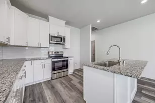 924 W Collins St, Denison, TX 75020 - Photo 8