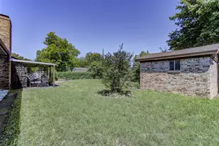 521 E Mustang St, Crowley, TX 76036 - Photo 32