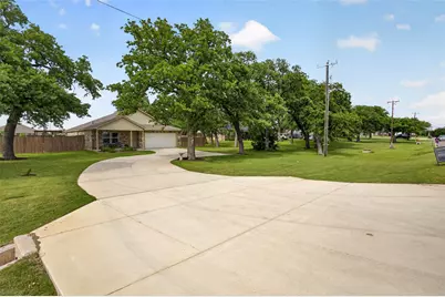 901 E 3rd Street, Springtown, TX 76082 - Photo 38