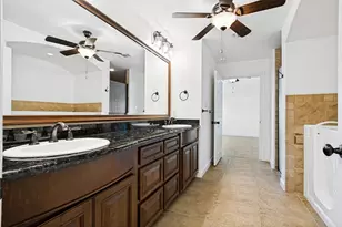 204 Captains Ct, Granbury, TX 76049 - Photo 18