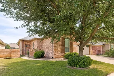 204 Captains Court, Granbury, TX 76049 - Photo 2