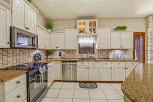 624 Williamsburg Ct, Granbury, TX 76048 - Photo 12