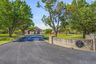 624 Williamsburg Ct, Granbury, TX 76048 - Photo 2