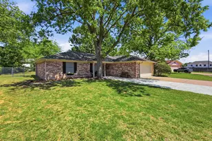1103 Holiday Ct, Granbury, TX 76048 - Photo 2