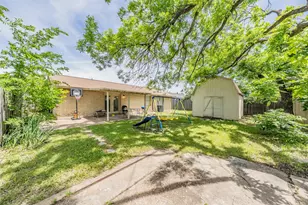 313 Hawthorne Ln, Grand Prairie, TX 75052 - Photo 16