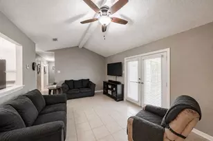313 Hawthorne Ln, Grand Prairie, TX 75052 - Photo 4