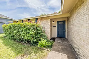 313 Hawthorne Ln, Grand Prairie, TX 75052 - Photo 2