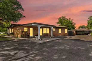 611 N Avenue Q, Clifton, TX 76634 - Photo 1