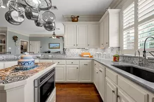 810 Forest Oaks Cir, Woodway, TX 76712 - Photo 14