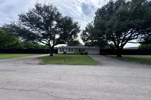 725 Hilltop Cir, DeSoto, TX 75115 - Photo 2