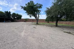 725 Hilltop Cir, DeSoto, TX 75115 - Photo 10