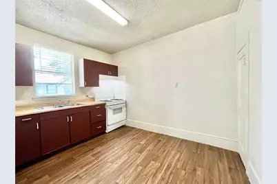 521 W Collins Street, Denton, TX 76201 - Photo 6