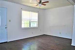 806 S 1st St, Sanger, TX 76266 - Photo 4