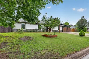 516 Post Oak Ln, Burleson, TX 76028 - Photo 4