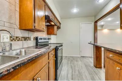 110 Crandall Road #112-Right Side, Irving, TX 75060 - Photo 2