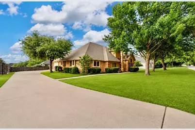 413 Lincoln Oaks Drive, Burleson, TX 76028 - Photo 2