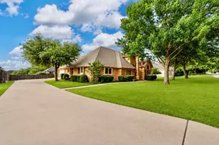 413 Lincoln Oaks Dr, Burleson, TX 76028 - Photo 2