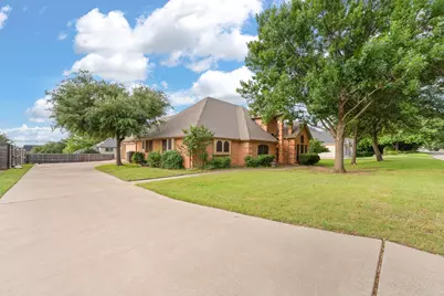 413 Lincoln Oaks Drive, Burleson, TX 76028 - Photo 4