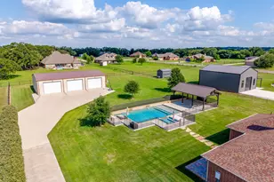 104 Thorobred Ct, Azle, TX 76020 - Photo 2