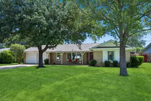 901 Raintree Rd, Fort Worth, TX 76103 - Photo 2