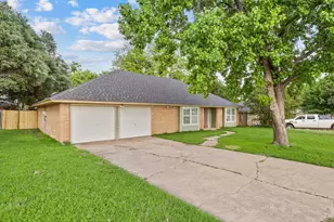 204 Overcrest Dr, Benbrook, TX 76126 - Photo 2