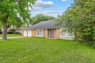 204 Overcrest Dr, Benbrook, TX 76126 - Photo 4