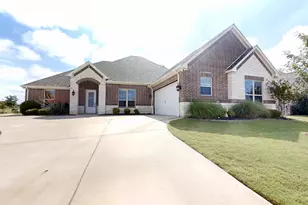 2025 Clive Dr, Granbury, TX 76048 - Photo 2