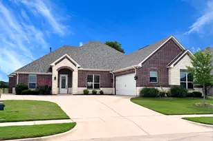 2025 Clive Dr, Granbury, TX 76048 - Photo 2