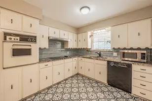 733 Bluebonnet Dr, Hurst, TX 76053 - Photo 12