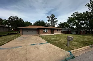 829 N Charlotte Ave, Stephenville, TX 76401 - Photo 2