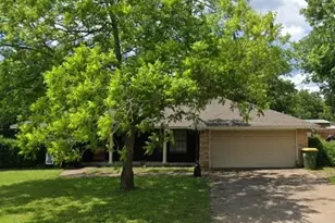 402 S 4th St, Grandview, TX 76050 - Photo 2