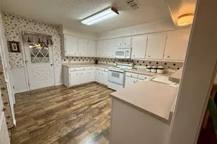 300 Denton Ct, Collinsville, TX 76233 - Photo 6