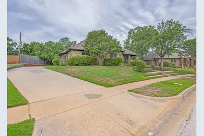 1702 Dickerson Drive, Pantego, TX 76013 - Photo 2