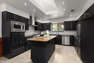 320 S Irving Heights Dr, Irving, TX 75060 - Photo 10