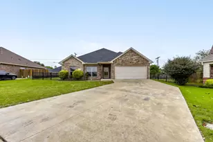 1604 Belle Plain Dr, Cleburne, TX 76033 - Photo 2