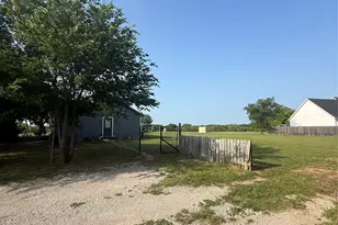 709 W Live Oak St, Alvord, TX 76225 - Photo 4