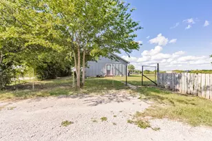 709 W Live Oak St, Alvord, TX 76225 - Photo 8